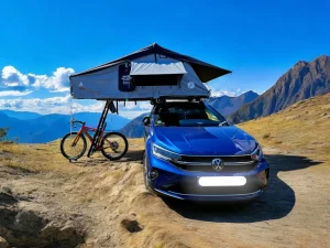 Familienfreundliches Dachzelt Arctab auf einem BMW X5 in Saarbrücken mieten, perfekt für Familien-Campingausflüge und Urlaub mit Kindern.